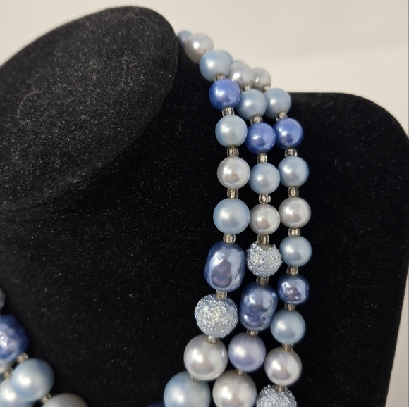VINTAGE JAPAN THREE STRAND BEADED NECKLACE SHADES OF BLUE WOMEN COSTUME JEWELRY - Picture 3 of 9